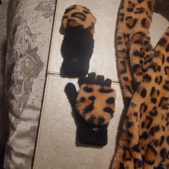 Its almost summer but its STILL COLD at W... leopard Fleece scarf/ mitten set - Picture 5 of 7